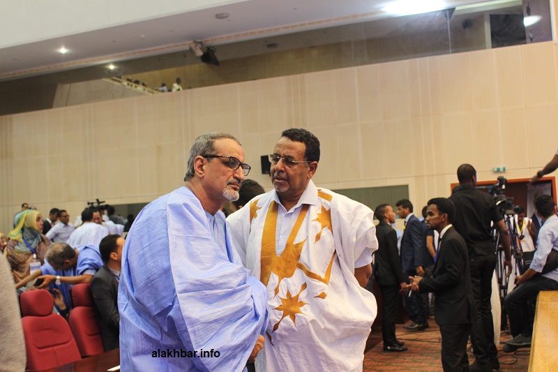 بقي العقيد والجنرال واقفين طيلة الحفل