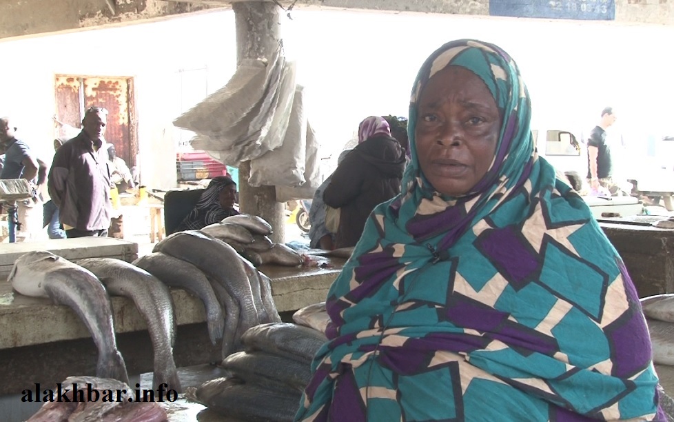 مخدومة بنت دمب، تعمل بسوق السمك منذ 25 سنة ـ (الأخبار)