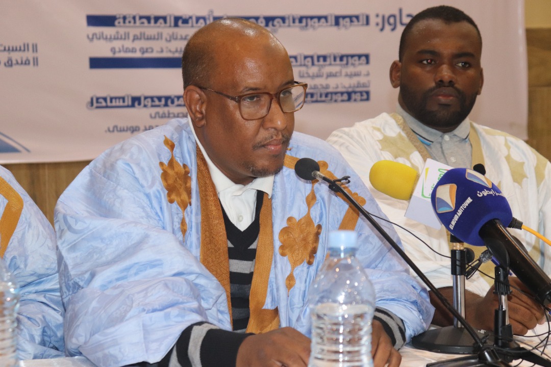 الدكتور سيد أعمر شيخنا محاضرا في محور "موريتانيا والصحراء" خلال الندوة