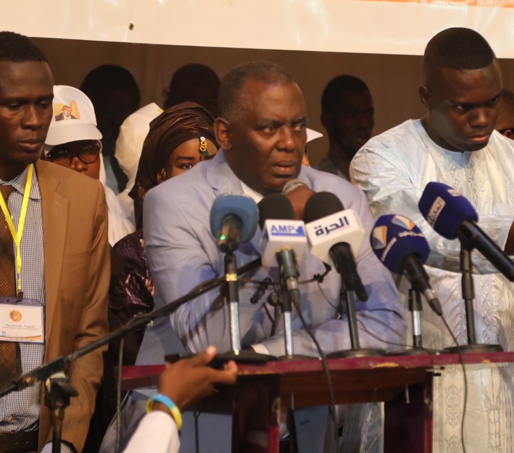 النائب البرلماني ورئيس "إيرا" بيرام اعبيدي خلال كلمته بالمهرجان (الأخبار)