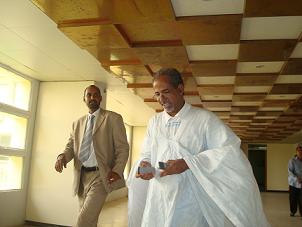 نائب مقاطعة تمبدغة أحمدو ولد حمود وهو يتحدث إلى مندوب الأخبار بعد خروجه من مكتب الوزير الأول (تصوير الأخبار)