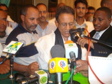 احمد باب مسكه المستشار بالرئاسة متحدثا مساء اليوم وقد أقيل منذ أسبوعين وهو ناشط سياسي قديم(تصوير الأخبار)