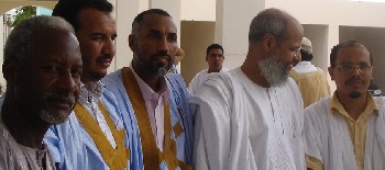 الأستاذالمختار ولد محمد موسى مع قيادات من حزبه (الأخبار)