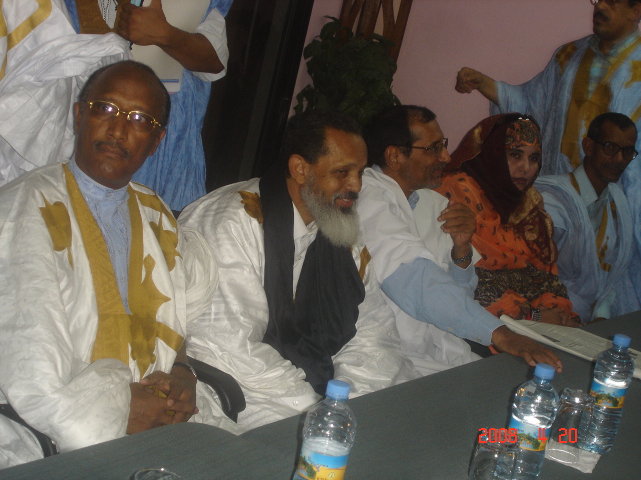 جانب من الحضور يتقدمه رئيس حزب الفضيلة عثمان ولد الشيخ أحمد بالمعالي والشيخ سيدأحمد ولد باب رئيس حزب الوسط (الأخبار) 