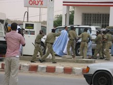  الشرطة تفرق المحتجين أمام العدالة(تصوير الأخبار)
