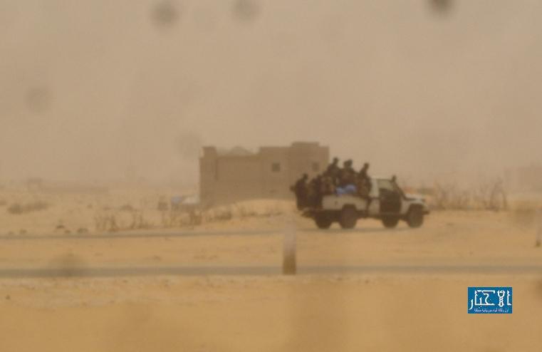 سيارة للشرطة الموريتانية بعيد حادثة اطلاق النار على شخصين  داخل أحد أحياء العاصمة الشمالية بدقائق ،وهى احدى السيارات المشاركة فى البحث عن ولد سيدينا