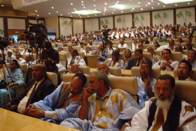 رئيس حزب الفضيلة عثمان ولد الشيخ أبو المعالى (يمينا) والأمين العام للحزب الجمهورى (يسارا) وهما يستمعان لخطاب ولد داداه(تصوير وكالة الأخبار)