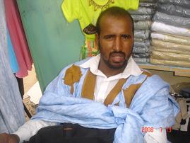 محمد ولد الناجي أثناء حديث للأخبار بسوق العاصمة نواكشوط