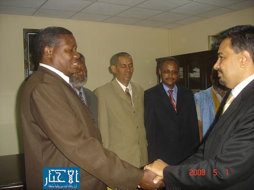 وزير الشغل وهو يستقبل رئيس الكونفدرالية العامة لعمال موريتانيا السامورى ولد بيه