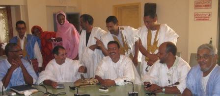 نواب الجبهة أثناء زيارتهم لنواب التكتل بعد المؤتمر الصحفي وذلك للتعبير عن سرورهم بتفكك حلف العسكر ،غير أن أحد نواب التكتل وصف الصورة بأنها من الأرشيف ساخرا