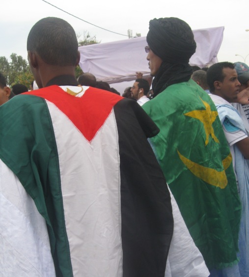 شباب يرتدون العلمين الفسلطيني والموريتاني اثناء المسيرة (تصوير الأخبار)