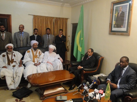 وزير العدل والشؤون الإسلامية وبعض العلماء لحظة إعلان العفو بمباني وزارة العدل (الأخبار) 