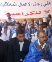 لجنة أهالي المعتقلين تعهدت بمواصلة النضال حتي يتم الافراج عن رجال الأعمال الثلاثة (تصوير الأخبار)