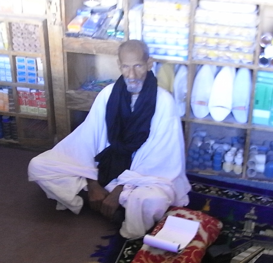 بعد ما ارتبط اسمه بالقماش إلى الأبد يجلس  أحمد الحمدي الآن في متجر متواضع بأطار (تصوير الأهبار)
