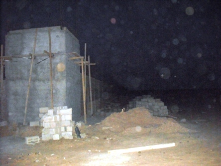 يحيط بالسجن سور سيصل ارتفاعه إلى عدة أمتار، كما يوجد عند كل ركن منه برج مراقبة يتيح للحراس الاطلاع على محيط السجن (الأخبار)