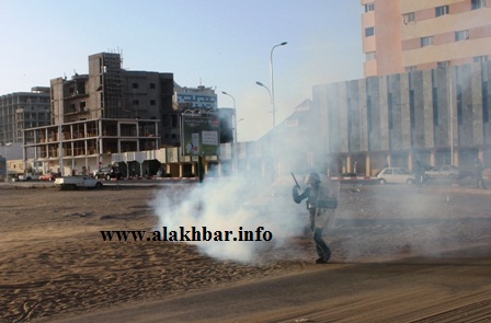 حتى أفراد الشرطة وجدوا أنفسهم وسط سحابة دخان قنابل زملائهم (الأخبار)