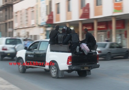 في هذه السيارة تم نقل المعتقلين بعد قرابة نصف ساعة من التعذيب داخل الساحة إلى وجهة يرجح أنها مفوضية مكافحة الشغب في تفرغ زينة (الأخبار - خاص)