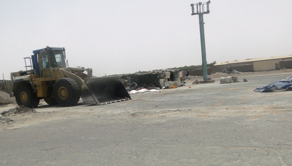 صور من المحيط الذي "يحفظ" فيه القمح، وتبدو جرافة مرابطة في المكان في انتظار الشاحنات التي ستحمل القمح إلى المطاحن أو إلى الحوانيت (تصوير الأخبار)