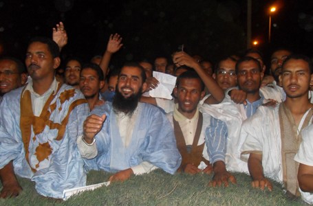 جانب من الجمهور، وفي وسط الصورة أحد الشعراء يحمل ورقة كتب فيها قصيدة يمدح بها القرضاوي، وأصر على قراءتها لحظة خروجه الشيخ القرضاوي من قاعة الشرف، غير معير كبير اهتمام لصيحات الجماهير التي طغت على صوت الشعر (الأخبار)