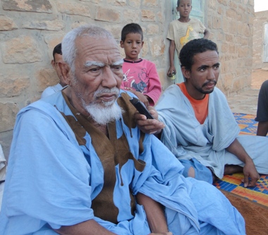 الشيخ أحمد ولد باهيم  شيخ محظرة في الحوض الغربي رأى أن الدعم المقدم قليل جدا، ولولا إخلاص شيوخ المحاظر وتجردهم لكانت المحاظر قد اختفت (الأخبار)