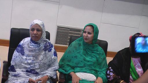 آمال بنت الرئيس سيدي والوزيرة بنت خطري في جانب من حضور التظاهرة (تصوير الأخبار)