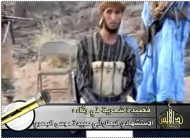 احتاج المنظمون لاستخدام إضاءة في نهاية الجزء الأول من الندوة، فاسخدموا بطارية سيارة للإضاءة (صور دار الأندلس)