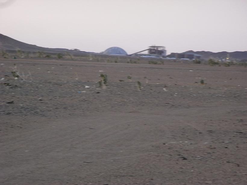 لا تخلو الطريق إلى أطار من منجم هنا أو هناك أو شركة تنقيب تبحث عن معادن ثمينة (تصوير الأخبار)