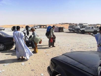 بعض السياح الغربيين يفضل السفر إلى أطار عن طريق سيارات النقل المحلى المتهالكة (تصوير الأخبار)