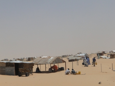 حركة سكان حي المدينة المنورة أنتعشت خلال الساعات الماضية بعد وصول نقاط المياه التي أشرف عليها الوزير ،لكنها أثارت سخط جيران الحي الذين وصلوا قبل شهور وهم محرومون من الماء(تصوير الأخبار)