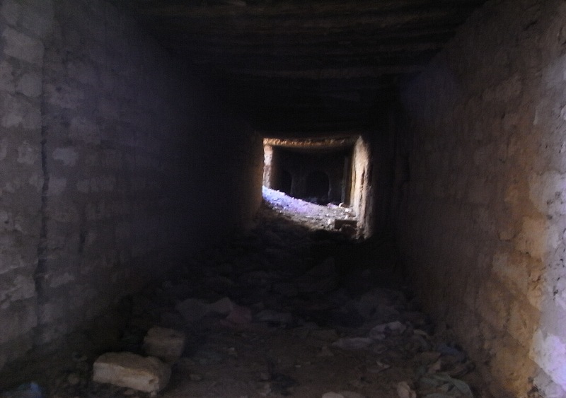 الظلام يخيم في الطابق السفلي للمقر(تصوير الأخبار)