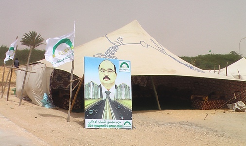 احدي خيام حملة المرشح ولد عبد العزيز بدون جمهور نهارا (تصوير الأخبار)