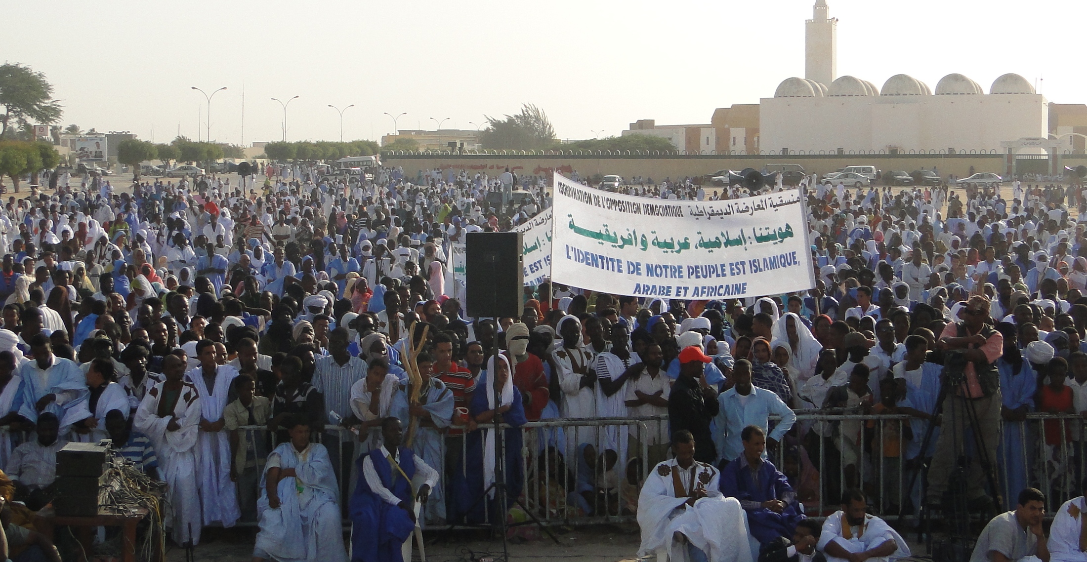 جانب من حضور مهرجان منسقية المعارضة شرق المسجد العتيق المعروف شعبيا بجامع ابن عباس(الأخبار)