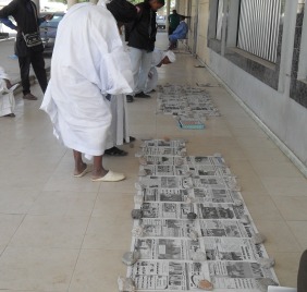 يقول البائعون إن الإقبال على الصحف في موريتانيا ضعيف للغاية(تصوير الأخبار)