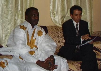 بدي ولد أبنو إلى جانب برام ولد اعبيدي أثناء المأدبة (الأخبار)