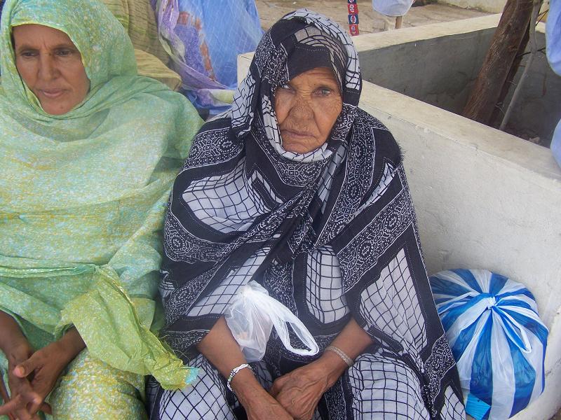 بنت سدوم مسنة قدمت لتوها من ولاية آدرار في الشمال الموريتاني وجلست أمام السجن المدني في انتظار فرصة لقاء مع ابنها المعتقل ولد بزيد (تصوير الأخبار)