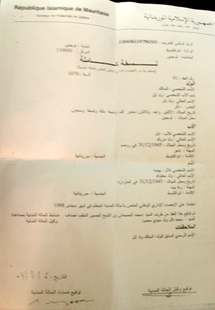 قدم أحد المشاركين في الاعتصام نسخة من شهادة ميلاده للمقارنة بينها وبين النسخة التي -تقول المبادرة إنها مزورة- وملاحظة الفروق (الأخبار)