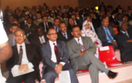 منصب زعيم المعارضة ظل شاغرا طيلة الحفل ، وكان إلى جنب نائب رئيس الجمعية الوطنية محمد محمود ولد لمات ، ونائب رئيس مجلس الشيوخ محسن ولد الحاج ، والوزير الأول مولاي ولد محمد الأغظف (الأخبار)