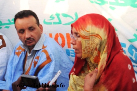 رئيسة منظمة النساء معيلات الأسر، وممثل اللجنة الوطنية لحقوق الإنسان آمنة بنت المختار وحمود ولد النباغة (الأخبار)