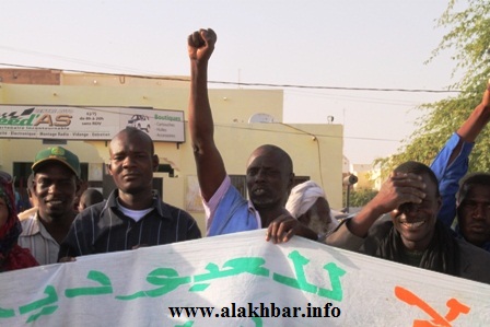 جانب من الاحتفالات بإحالة المتهمين بممارسة الاسترقاق إلى السجن (الأخبار)