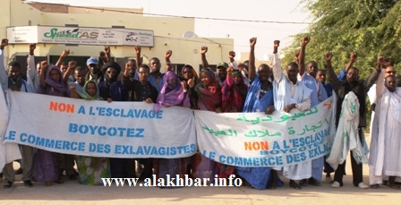 جانب من احتفالات المعتصمين أمام المفوضية بقرار إحالة المتورطين إلى السجن (الأخبار)