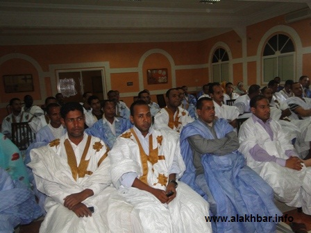 جانب من حوار مغاضبي حزب الشباب مساء أمس في فندق الخاطر بالعاصمة نواكشوط (الأخبار)