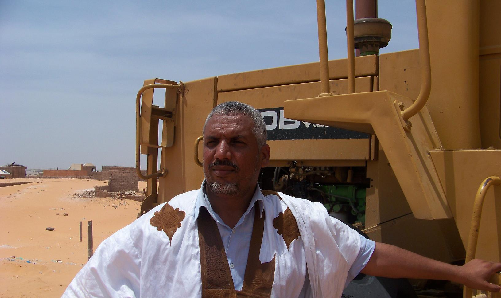 عمدة دار النعيم الشيخاني ولد ابيبه في حديث للأخبار من مسرح العملية (تصوير الأخبار)