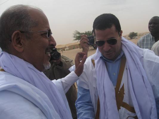 الرئيس المخلوع سيدي محمد ولد الشيخ عبد الله مع عبد القدوس ولد أعبيدنا القيادي في الجبهة (تصوير الأخبار)