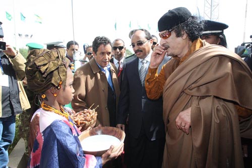 العقيد الليبي معمر القذافي مع رئيس المجلس العسكري الحاكم الجنرال محمد ولد عبد العزيز بعيد محادثات ثنائية بمطار نواكشوط الدولي وقبل التوجه للقصر الرئاسي 