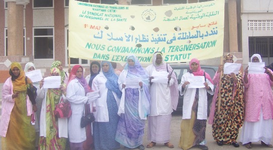 جانب من المسيرة الراجلة قبيل وصول المعال إلى مكان تجمعهم أمام دار الشباب الجديدة (الأخبار)