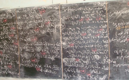التصحيح النموذجي وقد كتب على سبورة في مركز التصحيح