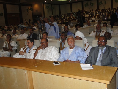 من اليمين : نائب رئيس الحزب الحاكم عمر ولد معط الله،نائب رئيس حزب التكتل محمدن ولد باباه،رئيس اللجنة المستقلة للانتخابات الشيخ سيدي أحمد ولد باب أمين ،الوزير الأول السابق الزين ولد زيدان