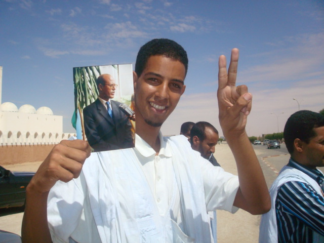 أنصار الوزير الموريتانى السابق اسلم ولد عبد القادر أتهموا رئيس المجلس العسكرى بالتضييق على الحريات (تصوير الأخبار)
