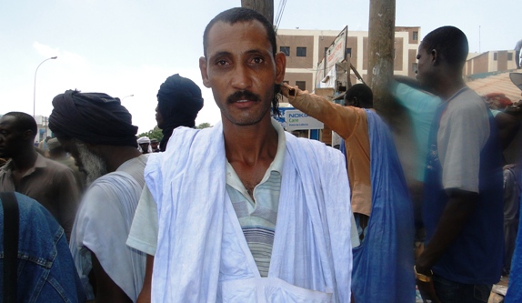 صغار الباعة طالبوا السلطات بتوفير مكان بديل لهم أو تركهم في أماكنهم، معتبرين أن السلطات أخطأت بعدم إشعارهم قبل بدء عملية التنظيم  (الأخبار)