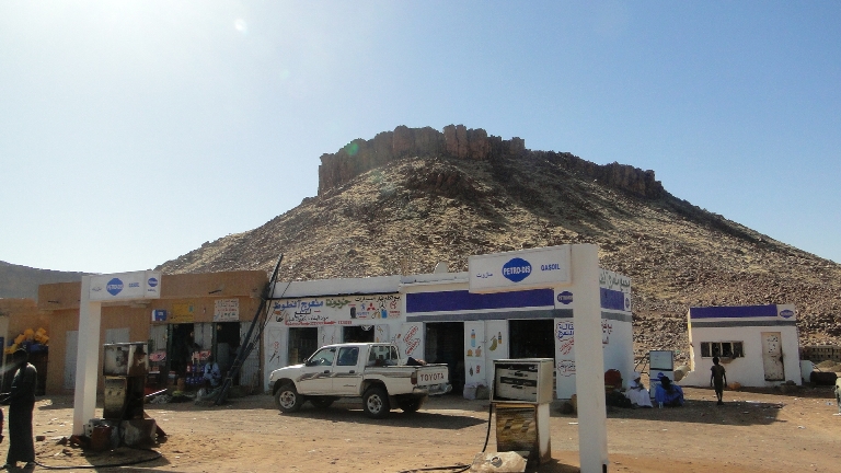 محطة البنزين بالمدينة لم تشهد ذلك الإقبال المعتاد بين يدي زيارة الرؤساء، ربما لأن زيارة الرئيس هذه المرة لن تدوم سوى ثلاث ساعات (الأخبار)